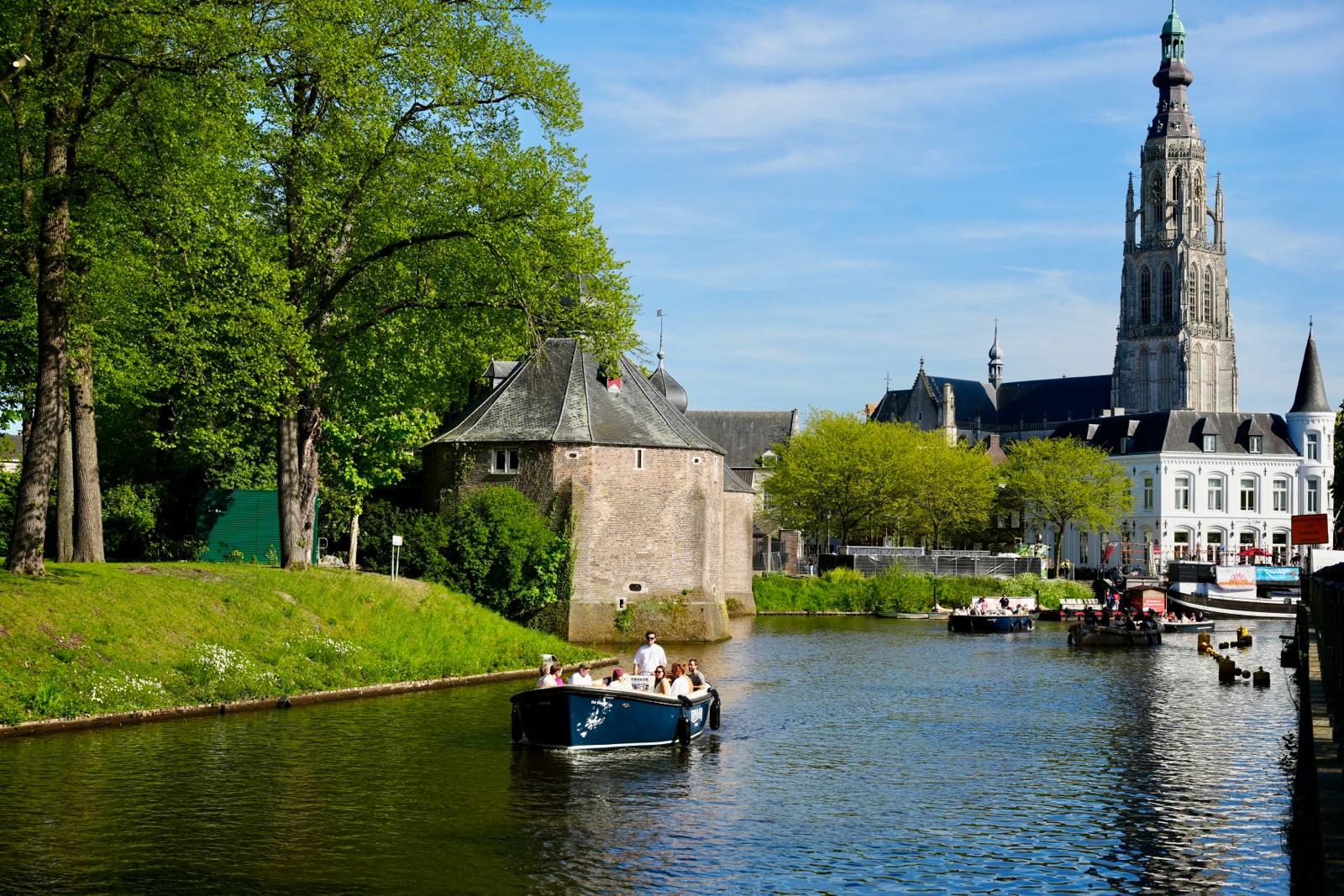 Bootje varen in Breda met Ervaar Breda op een rondvaartboot over de singels van Breda met de grote kerk.